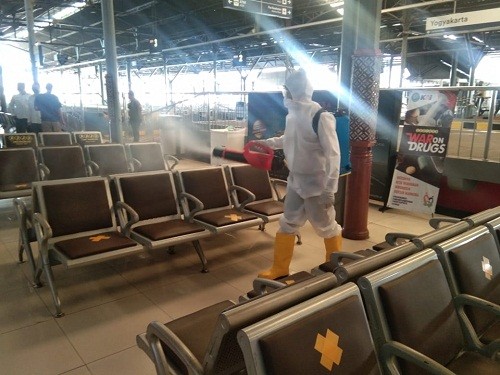 Tim Velocks BIN Semprot Stasiun Tugu dan bagi Masker serta Vitamin  Ke Penumpang Kereta Api  